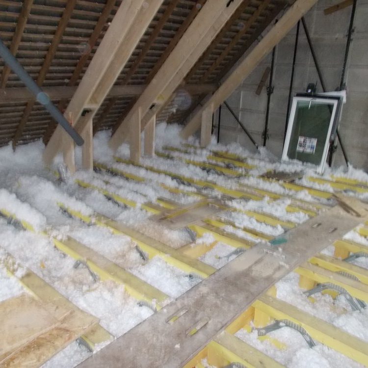 Isolation plancher par soufflage en laine de verre à Auray, Vannes, Lorient, Morbihan (56)